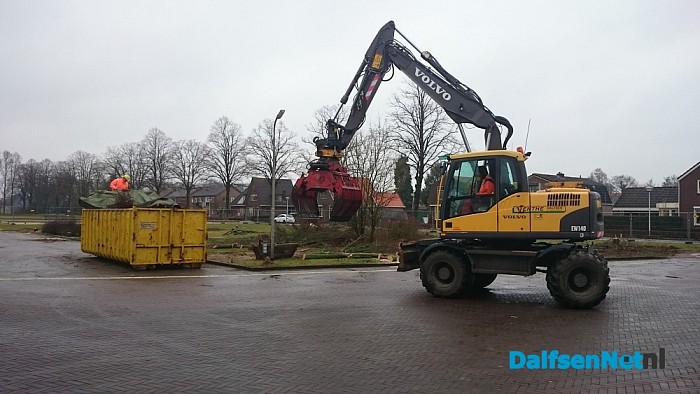 Aanleg nieuwe parkeerplaatsen bij gemeentehuis - Foto: Robert Bril