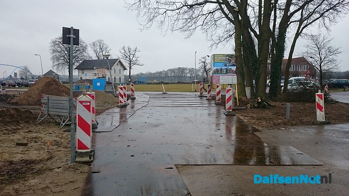 Aanleg nieuwe parkeerplaatsen bij gemeentehuis - Foto: Robert Bril