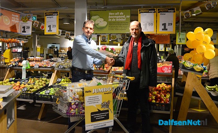Peter Laarakker wint met DalfsenNet volle kar boodschappen - Foto: Johan Bokma