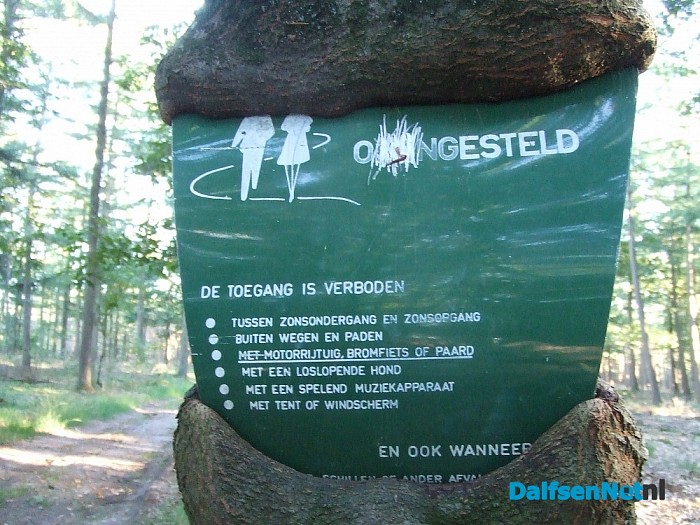 Het einde van een boom en boombordje in zicht