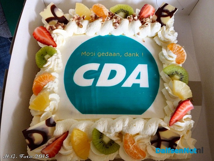 CDA deelt taart uit bij de toerclub. - Foto: H.G. Foto