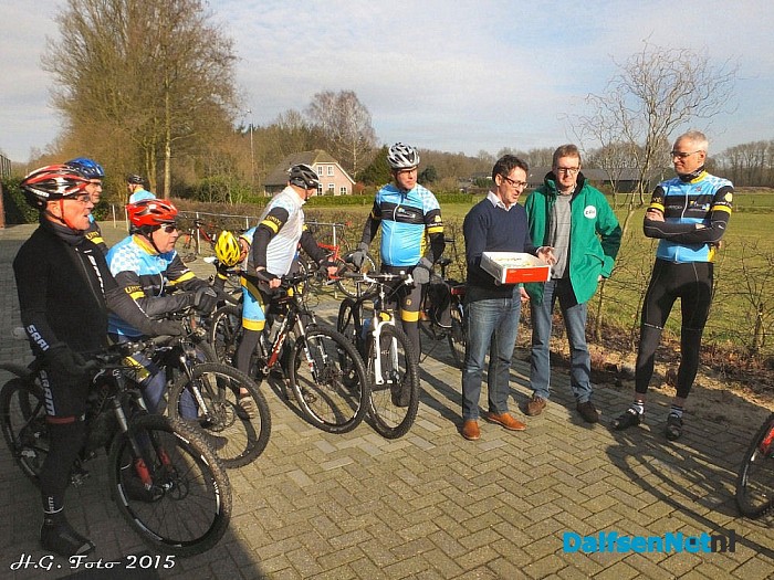 CDA deelt taart uit bij de toerclub. - Foto: H.G. Foto