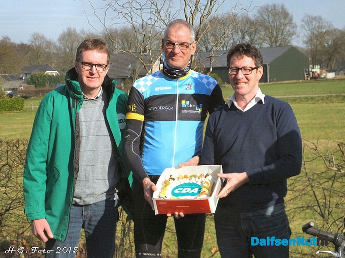 CDA deelt taart uit bij de toerclub. - Foto: H.G. Foto