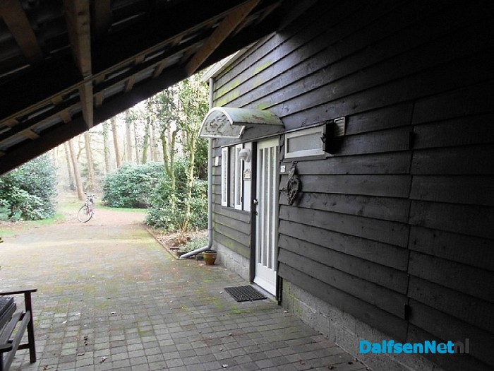 Er komt een prachtig huisje achter de takken weg