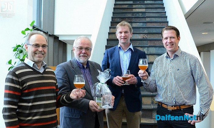 Wethouders nemen eerste Vechtdalbiertje in ontvangst - Foto: Johan Bokma