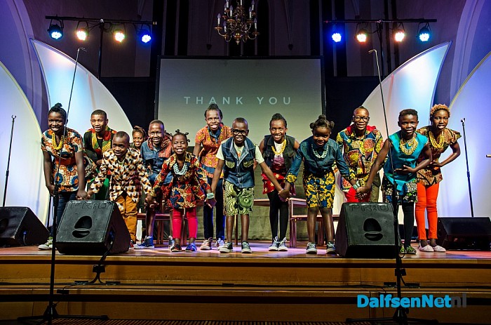 Oegandese kinderen op het podium in de Grote kerk
