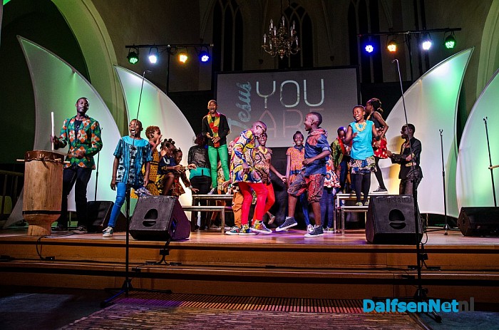 Oegandese kinderen op het podium in de Grote kerk
