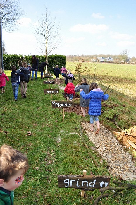 Blote voetenpad op de A. Baron van Dedemschool - Foto: Eigen geleverde foto