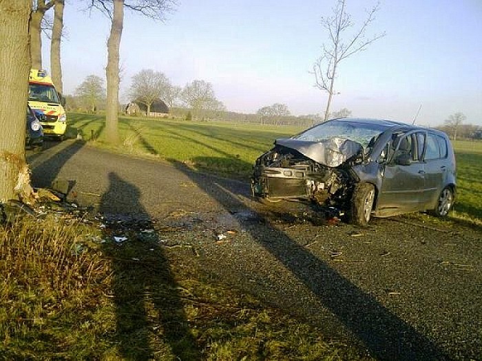 Auto tegen boom, Berkendijk - Foto: Eigen geleverde foto