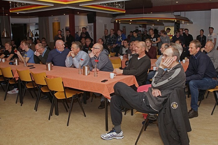 Scheidsrechter Eric Braamhaar scoort goed bij SVD! - Foto: Paul Scholten