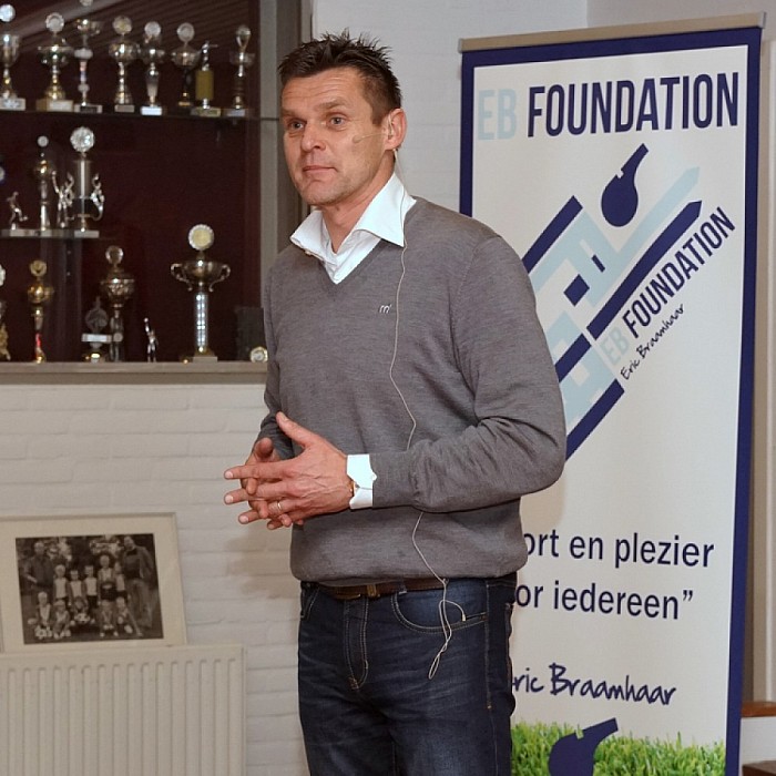 Scheidsrechter Eric Braamhaar scoort goed bij SVD! - Foto: Paul Scholten