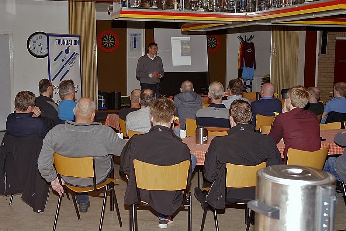 Scheidsrechter Eric Braamhaar scoort goed bij SVD! - Foto: Paul Scholten