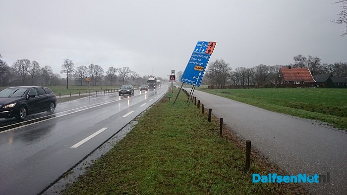 Verkeersbord waait (bijna) op de weg (update) - Foto: Robert Bril