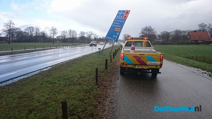 Verkeersbord waait (bijna) op de weg (update) - Foto: Robert Bril