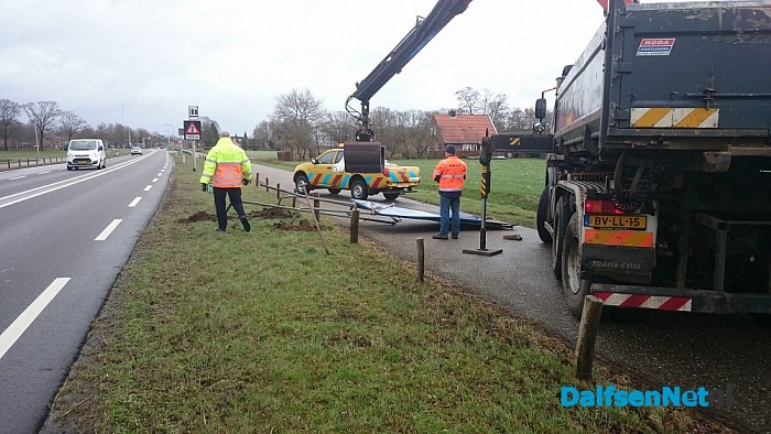 Verkeersbord waait (bijna) op de weg (update) - Foto: Robert Bril