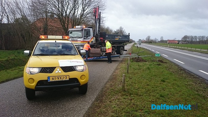 Verkeersbord waait (bijna) op de weg (update) - Foto: Robert Bril