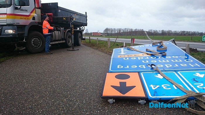 Verkeersbord waait (bijna) op de weg (update) - Foto: Robert Bril