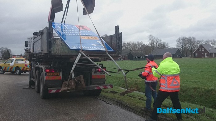 Verkeersbord waait (bijna) op de weg (update) - Foto: Robert Bril