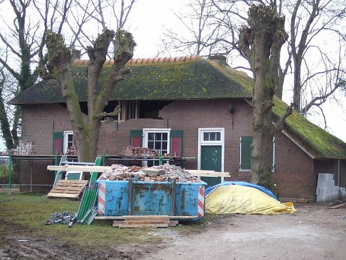 Oude leegstaande boerderij wordt opgeknapt - Foto: Wim