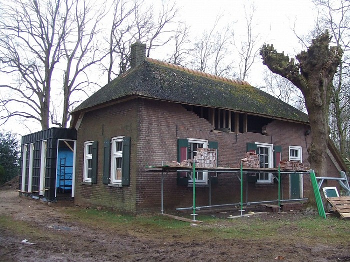 Oude leegstaande boerderij wordt opgeknapt - Foto: Wim