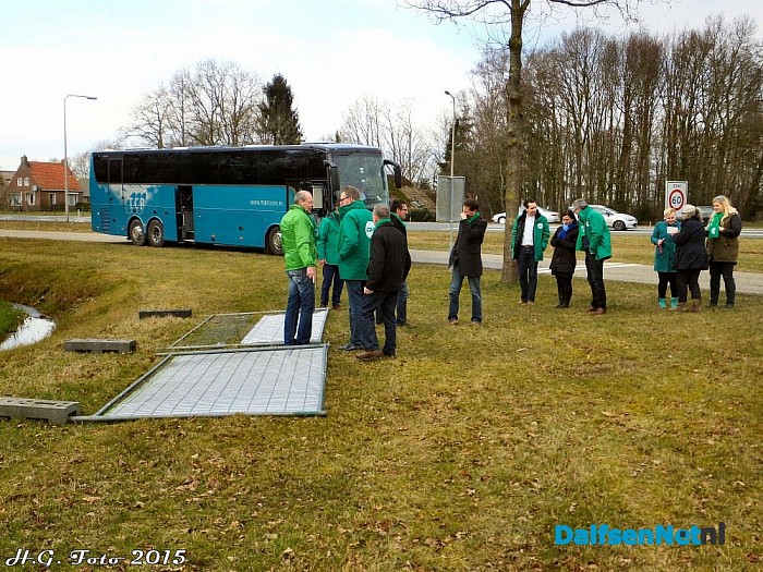 Onthulling spandoek kruispunt Driessen. - Foto: H.G. Foto