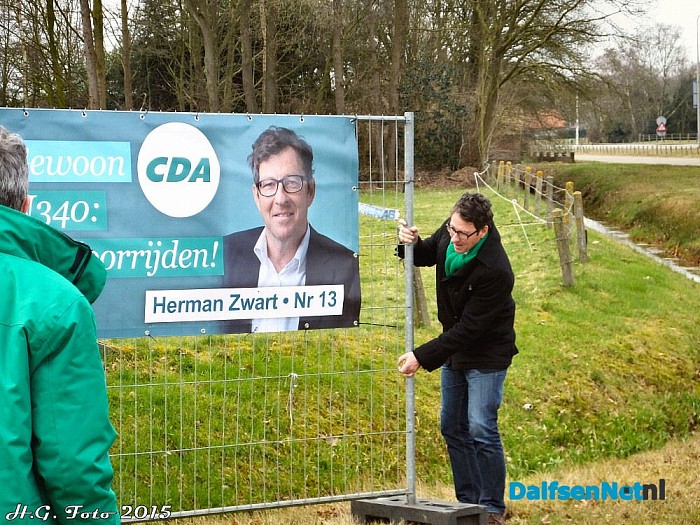 Onthulling spandoek kruispunt Driessen. - Foto: H.G. Foto