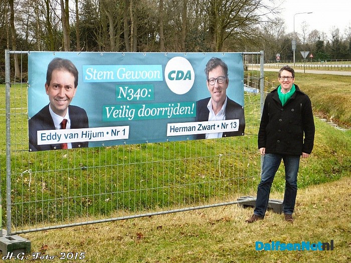 Onthulling spandoek kruispunt Driessen. - Foto: H.G. Foto