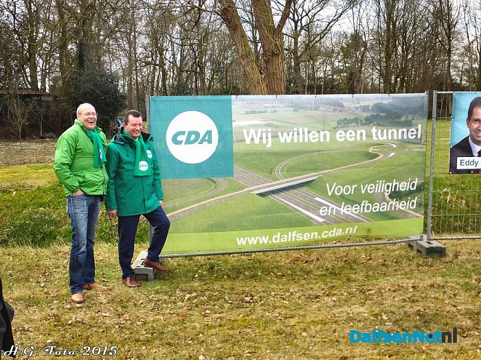 Onthulling spandoek kruispunt Driessen. - Foto: H.G. Foto