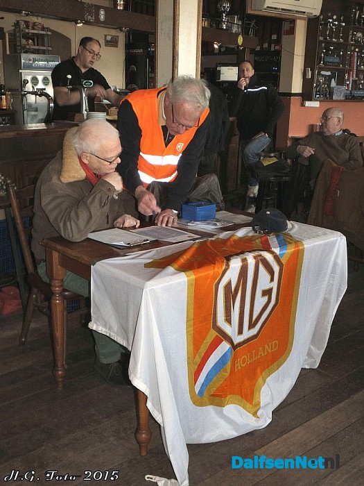 Zonnige start van de MG anti watjes rit. - Foto: H.G. Foto