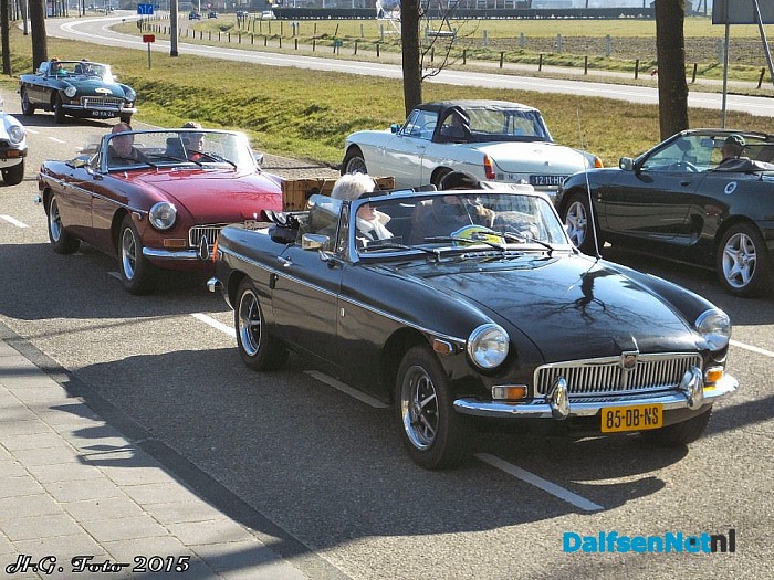 Zonnige start van de MG anti watjes rit. - Foto: H.G. Foto