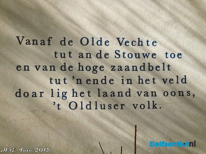 Muur voorzien van “t Oldluser volkslied. - Foto: H.G. Foto