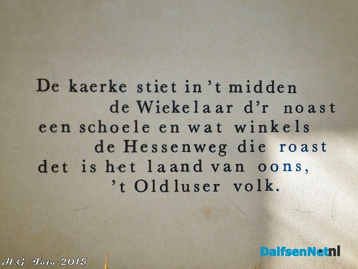 Muur voorzien van “t Oldluser volkslied. - Foto: H.G. Foto