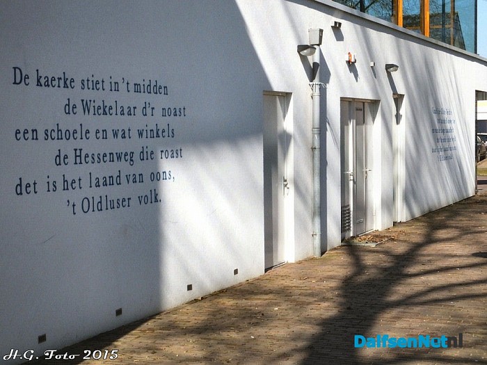 Muur voorzien van “t Oldluser volkslied. - Foto: H.G. Foto