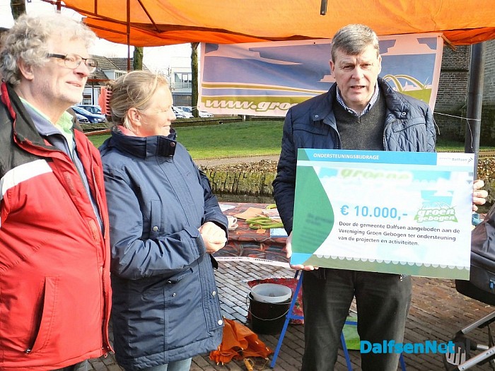 Groen Gebogen ontvangt startcheque. - Foto: H.G. Foto