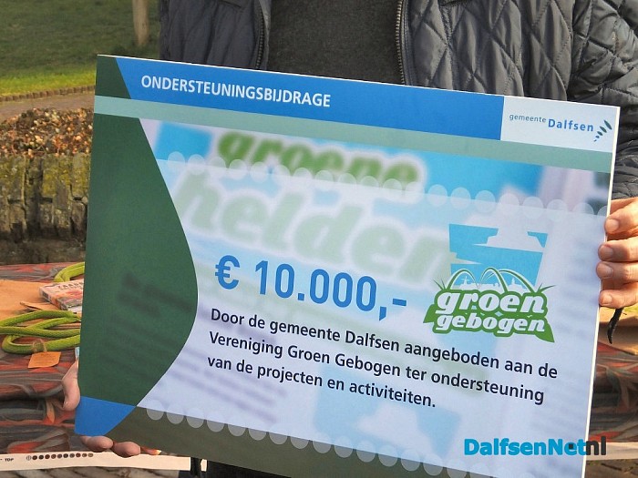 Groen Gebogen ontvangt startcheque. - Foto: H.G. Foto