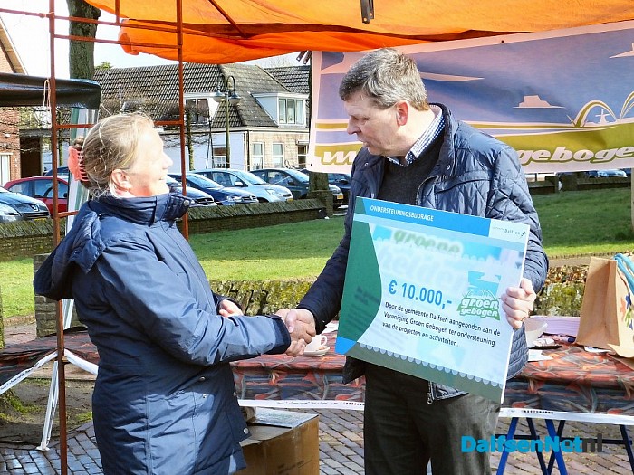 Groen Gebogen ontvangt startcheque. - Foto: H.G. Foto
