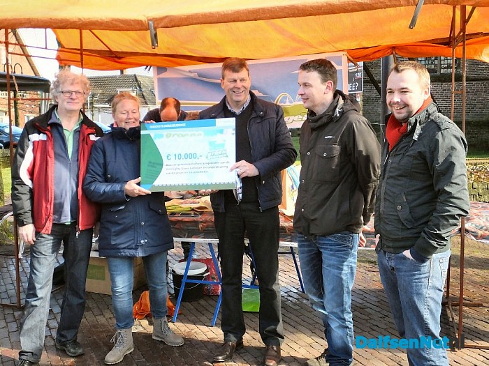 Groen Gebogen ontvangt startcheque. - Foto: H.G. Foto