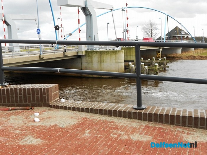 De voetgangersleuning gaat er aan