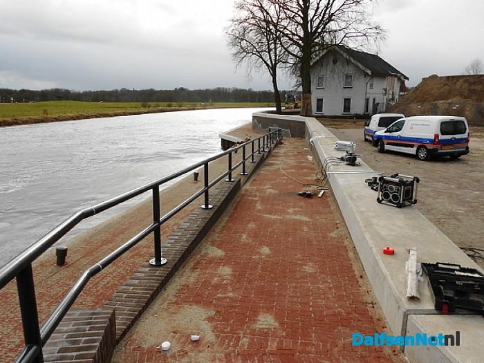 De voetgangersleuning gaat er aan