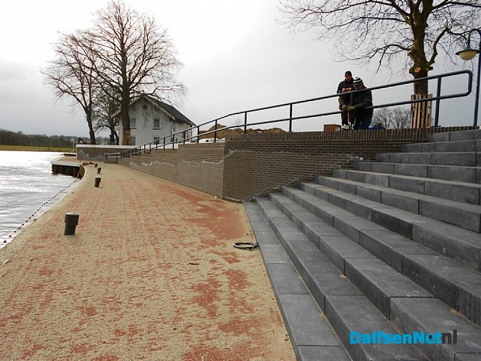 De voetgangersleuning gaat er aan