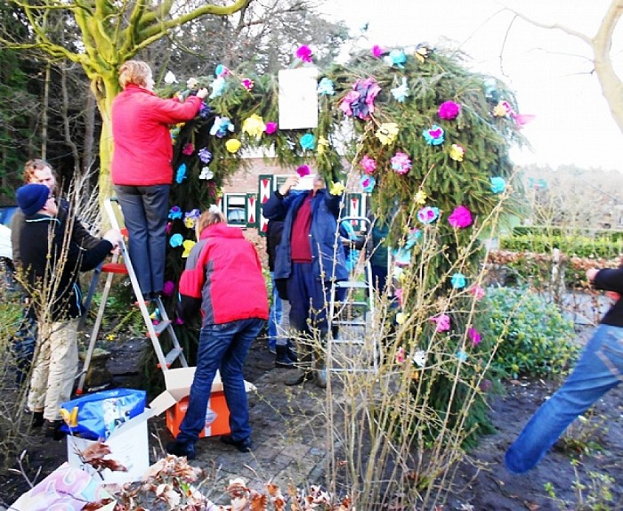 Een boog zetten bij de buren, een traditie - Foto: Eigen geleverde foto