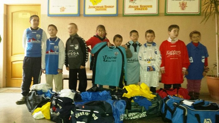Overhandigen shirtjes kinderen Oekraïne - Foto: Eigen geleverde foto