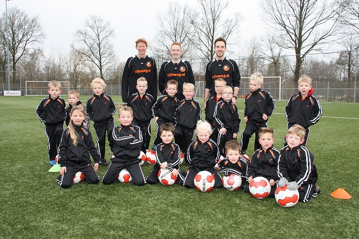 Jong Oranje S.V. Nieuwleusen blij met trainingspakken - Foto: Eigen geleverde foto