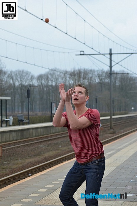 Eieren gooien bij het Oude Station - Foto: Johan Bokma
