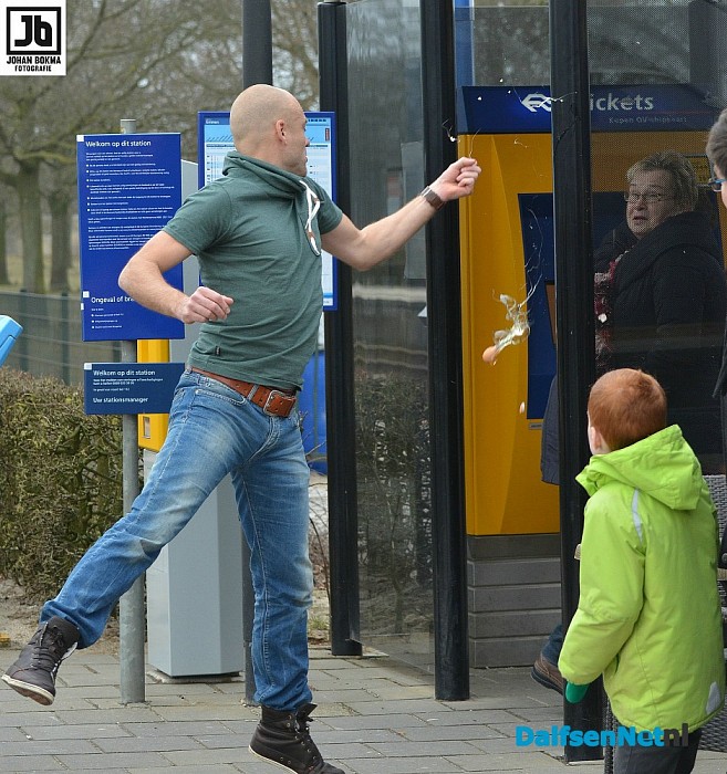 Eieren gooien bij het Oude Station - Foto: Johan Bokma