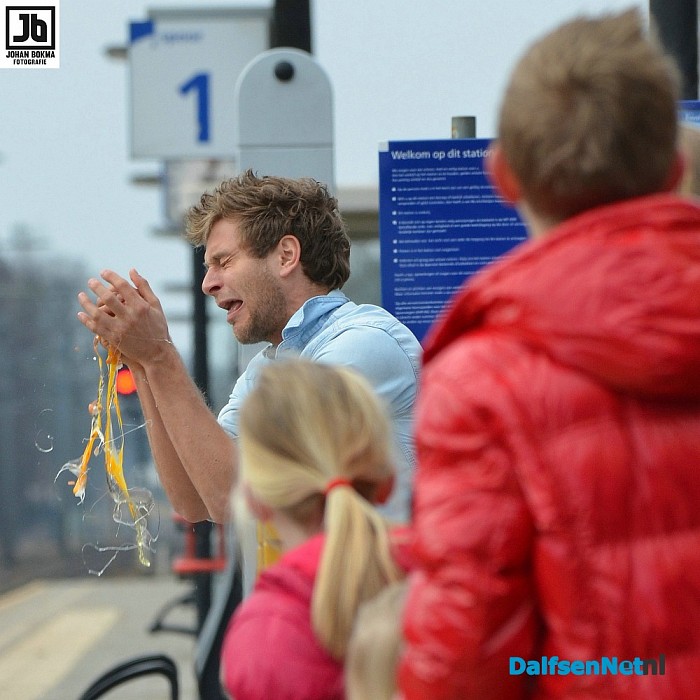 Eieren gooien bij het Oude Station - Foto: Johan Bokma