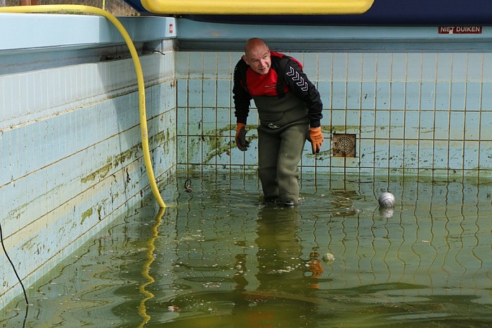 schoonmaakwerkzaamheden bassin zwembad - Foto: Paul Scholten
