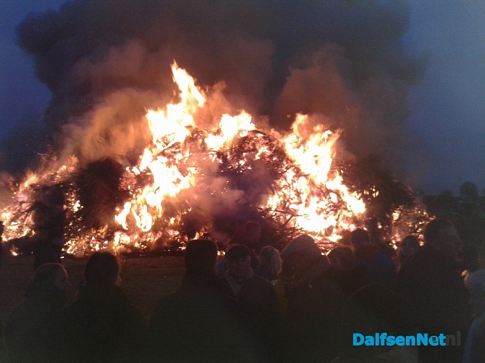 Paasvuur Hoonhorst brandde als een fakkel - Foto: Robert Stoesser
