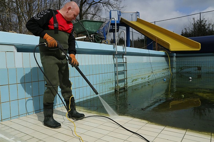 schoonmaakwerkzaamheden bassin zwembad - Foto: Paul Scholten