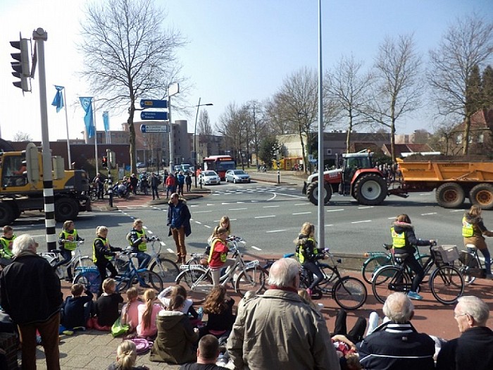 Optocht van Lenthe werktuigen? - Foto: Eigen geleverde foto